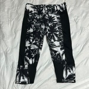 Fabletics cropped Black and White Palm Print Leggings/capris